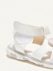 Cozy Pixies Sandalias de verano con luz interior con diseño de corazón y nudo, para niñas, zapatos planos blancos para bebé e infante para usar dentro y fuera de casa