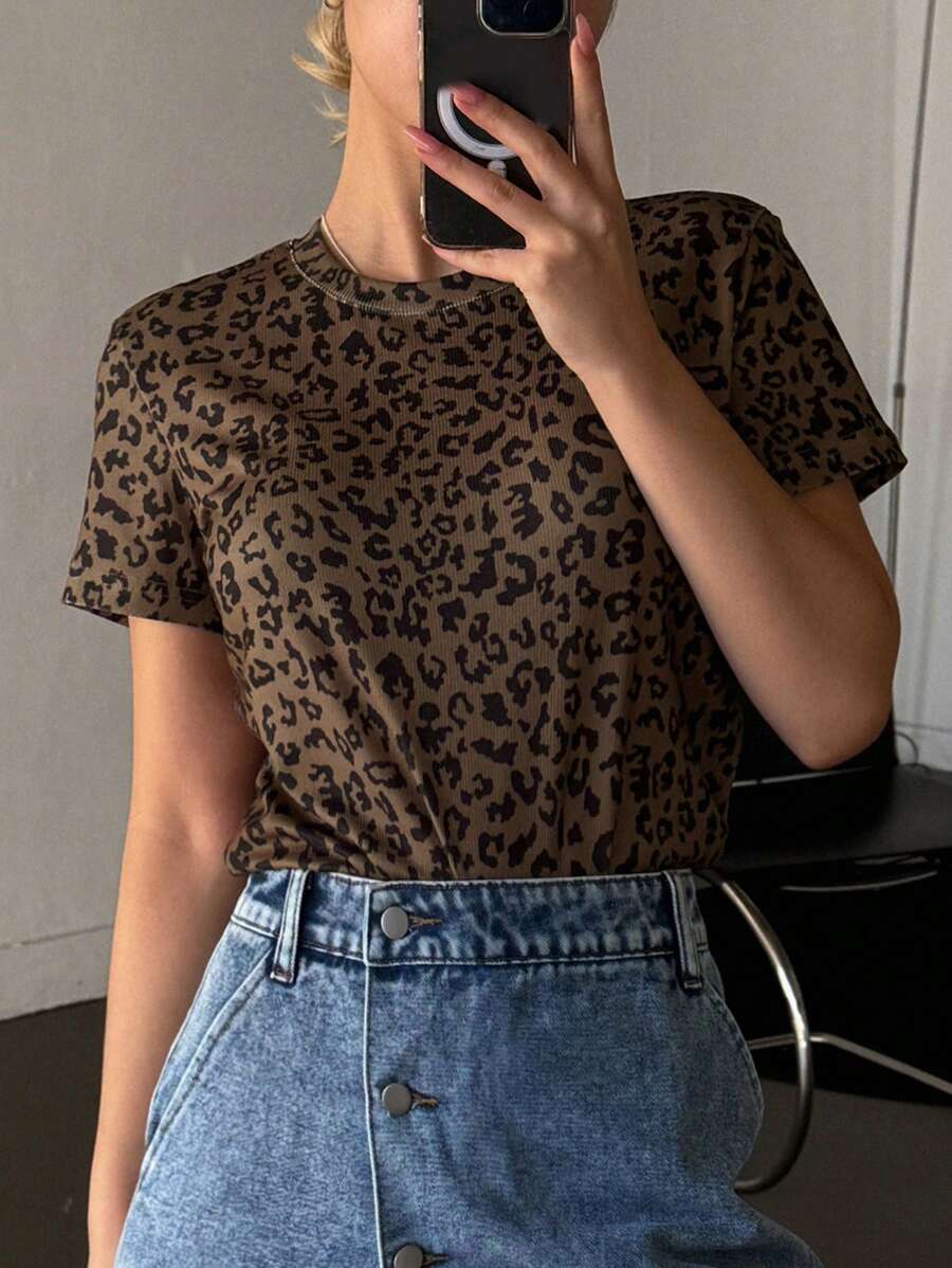 DAZY Camiseta casual de mujer de manga corta y cuello redondo con estampado de leopardo para el verano, camisetas gráficas - Marrón - Ver 1