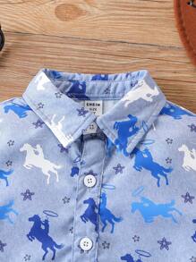 Completo da bambino di 2 pezzi: Camicia a stampa di cavallo blu e bianco abbinata a jeans di moda con orlo arricciato, perfetti per uscite casual e uso quotidiano, Collezione Primavera/Estate 2025 - Blu - Visualizzare 4