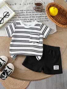 SHEIN Vintaside Kids 2 bucăți pentru bebeluși băieți, în dungi, tricot, tricot, buzunar, cu gât rotund, cu mânecă scurtă și set de pantaloni scurți peticiți cu litere, cu talie elastică neagră, vară - Negru - Vizualizare 2