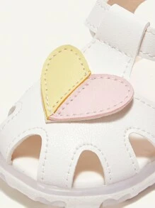 Cozy Pixies Sandalias de verano con luz interior con diseño de corazón y nudo, para niñas, zapatos planos blancos para bebé e infante para usar dentro y fuera de casa