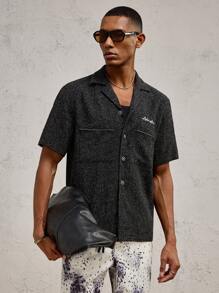 SHEIN X ELOISA & ORSON AKNOTIC Business Casual Camisa casual de corte regular para hombre con cuello extendido, manga corta, bordado con letra tejida, adecuada para uso diario