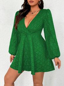 SHEIN Unity Große Größen Kleid mit tiefem V-Ausschnitt, Kreuzwickel, eleganten Langarm für Neujahrskleider