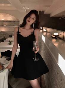 DAZY 女士蝴蝶结装饰腰部A字吊带迷你连衣裙，黑色，春夏约会装扮，舞会礼服，休闲女装，优雅女装，嘉年华礼服 - 黑色 - 查看 1