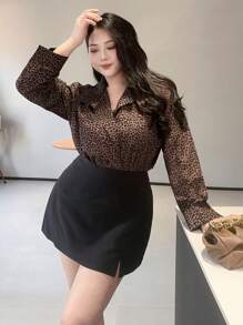 Dazy Petite Plus Camisa de manga larga con cuello vuelto y estampado de leopardo, talla grande, color marrón, estampado de guepardo para primavera/otoño