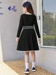 SHEIN Tween Girls Solid Color Contrast Trim Round Neck Fitted Casual Sweater Dress