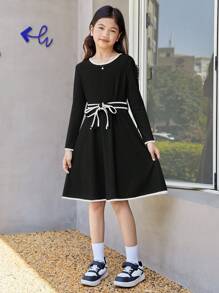 SHEIN Tween Girls Solid Color Contrast Trim Round Neck Fitted Casual Sweater Dress