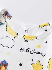Camiseta de manga corta con estampado gráfico de luna dorada y letras, apropiada para niño bebé en la primavera y el verano durante el Ramadán - Multicolor - Ver 5