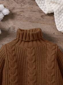 Babyjongen Herfst/Winter Gebreide Trui, Modieuze Turtleneck Trui Nieuw Binnen. Met Een Eenvoudige En Stevige Bruine Toon Die Een Frisse En Schattig Kinderlijke Stijl Presenteert. Gemaakt Van Zacht En Comfortabel Materiaal, Geschikt Voor De Tere Babyhuid, Houdt De Baby Warm En Gezellig. Ideaal Voor Familiebijeenkomsten, Buitenactiviteiten, Ouder-Kind Tijd, en Kerstfeestjes.