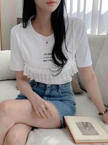 DAZY 休闲优雅标语印花女式 T 恤，适合约会和日常穿着，全新夏季系列，荷叶边可爱上衣 - 白色 - 查看 5