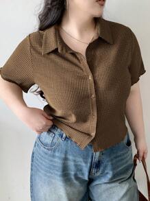 Dazy Plus Camiseta de manga corta ajustada con cuello de polo y tela texturizada talla grande, tops cortos para primavera/verano para mujeres
