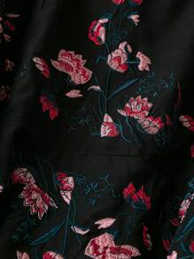 SHEIN Clasi Gaun Valentine Wanita Ukuran Besar dengan Lengan Lentera dan Bordir Bunga - Hitam - View 5