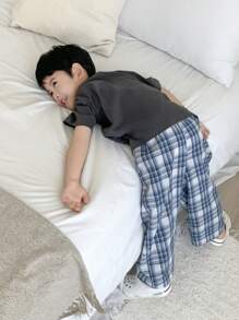 Dazy Kids 2件組男孩圓領字母印花短袖T恤與格紋梭織長褲休閒套裝，春/夏季 - 灰色 - 查看 3