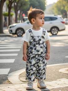 Dwuczęściowa biała koszulka dla chłopców z kamuflażowym kombinezonem, odpowiednia dla niemowląt do zabawy, dzięki czemu wyglądają bardziej modnie
