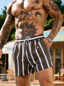 Manfinity Swimmode Pantalones cortos de playa casuales de rayas para hombres, de estilo fashionable y minimalista para uso diario, tipo hawaiano