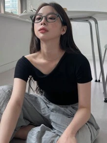DAZY 女士纯色修身短款露肩短袖黑色 T 恤，春夏