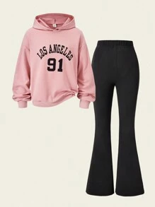 SHEIN Set de 2 piezas Conjunto para niñas preadolescentes de sudadera con capucha rosa de estilo escolar con gráfico de Los Ángeles a juego con pantalones acampanados negros