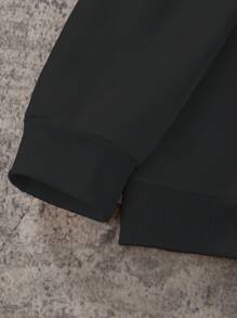 SHEIN Explorewe Sudadera con cuello redondo para niños mayores con estampado de insignia de victoria sin límites - Negro - Ver 4