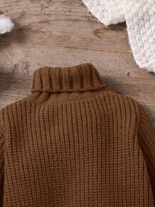 Babyjongen Herfst/Winter Gebreide Trui, Modieuze Turtleneck Trui Nieuw Binnen. Met Een Eenvoudige En Stevige Bruine Toon Die Een Frisse En Schattig Kinderlijke Stijl Presenteert. Gemaakt Van Zacht En Comfortabel Materiaal, Geschikt Voor De Tere Babyhuid, Houdt De Baby Warm En Gezellig. Ideaal Voor Familiebijeenkomsten, Buitenactiviteiten, Ouder-Kind Tijd, en Kerstfeestjes.