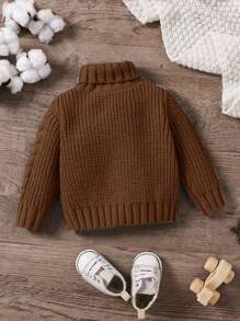 Babyjongen Herfst/Winter Gebreide Trui, Modieuze Turtleneck Trui Nieuw Binnen. Met Een Eenvoudige En Stevige Bruine Toon Die Een Frisse En Schattig Kinderlijke Stijl Presenteert. Gemaakt Van Zacht En Comfortabel Materiaal, Geschikt Voor De Tere Babyhuid, Houdt De Baby Warm En Gezellig. Ideaal Voor Familiebijeenkomsten, Buitenactiviteiten, Ouder-Kind Tijd, en Kerstfeestjes.