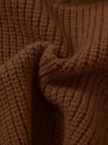 Babyjongen Herfst/Winter Gebreide Trui, Modieuze Turtleneck Trui Nieuw Binnen. Met Een Eenvoudige En Stevige Bruine Toon Die Een Frisse En Schattig Kinderlijke Stijl Presenteert. Gemaakt Van Zacht En Comfortabel Materiaal, Geschikt Voor De Tere Babyhuid, Houdt De Baby Warm En Gezellig. Ideaal Voor Familiebijeenkomsten, Buitenactiviteiten, Ouder-Kind Tijd, en Kerstfeestjes.