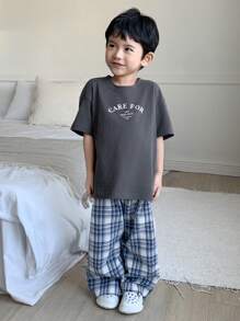 Dazy Kids 2件組男孩圓領字母印花短袖T恤與格紋梭織長褲休閒套裝，春/夏季 - 灰色 - 查看 6