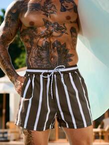 Manfinity Swimmode Pantalones cortos de playa casuales de rayas para hombres, de estilo fashionable y minimalista para uso diario, tipo hawaiano