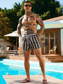 Manfinity Swimmode Pantalones cortos de playa casuales de rayas para hombres, de estilo fashionable y minimalista para uso diario, tipo hawaiano