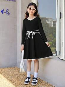 SHEIN Tween Girls Solid Color Contrast Trim Round Neck Fitted Casual Sweater Dress