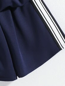 SHEIN مجموعة تي شيرت كم قصير رقبة طاقم وشورت خصر مطاطي ب 2 قطعة للفتيان المراهقين، نمط كوري مرن وملائم، برسوم وجوه باسمة على الجوانب، لبس عصري مناسب للخريف والربيع والصيف، للمناسبات الرسمية والعادية، والنشاطات الخارجية والمدرسة والحفلات والاستراحة - أزرق بحري - مشاهدة 3