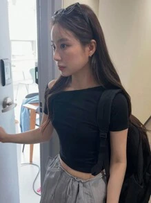 DAZY 女士纯色修身短款露肩短袖黑色 T 恤，春夏