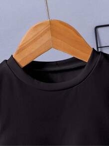 Conjunto de camiseta de cuello redondo y pantalones cortos con estampado de juegos, cómodo y para niño (talla pequeña)