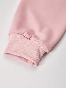 SHEIN Set de 2 piezas Conjunto para niñas preadolescentes de sudadera con capucha rosa de estilo escolar con gráfico de Los Ángeles a juego con pantalones acampanados negros