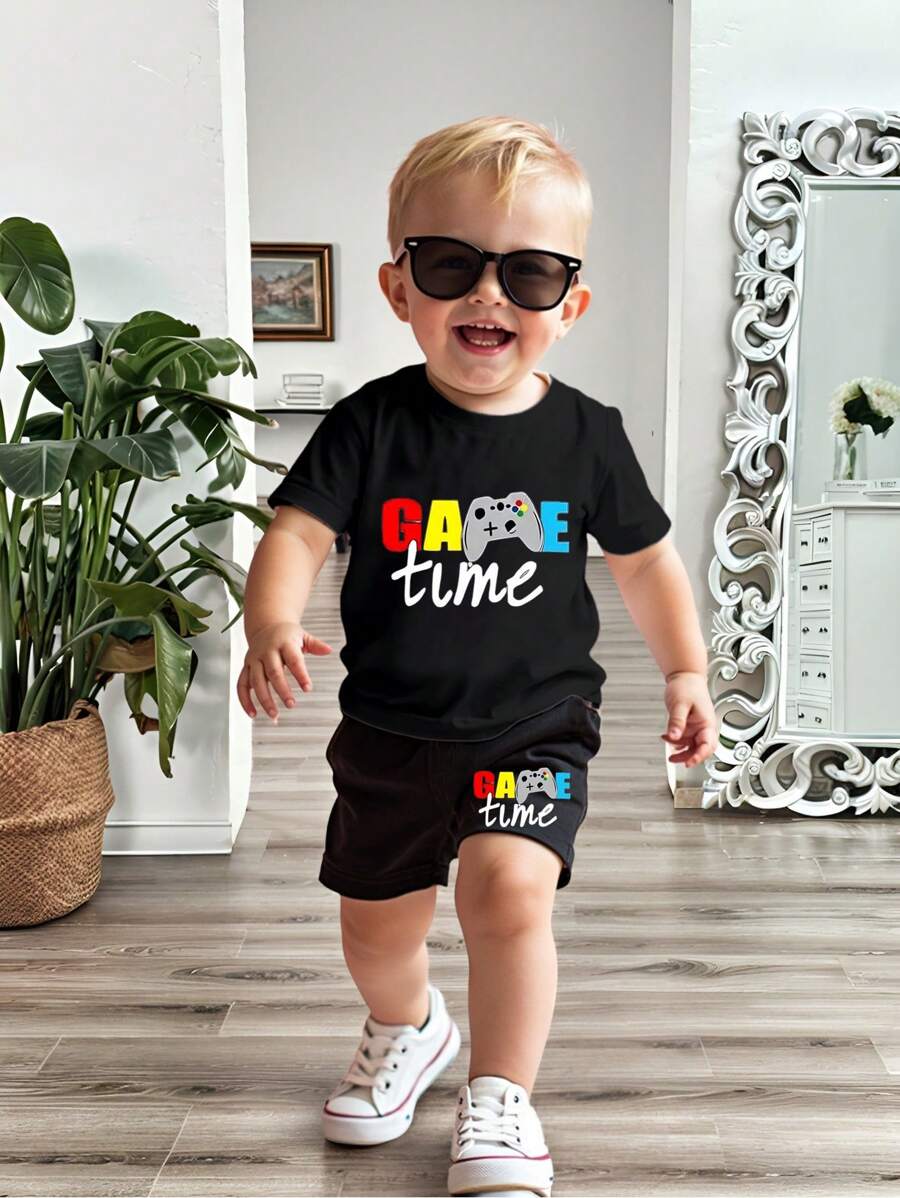 Conjunto de camiseta de cuello redondo y pantalones cortos con estampado de juegos, cómodo y para niño (talla pequeña)