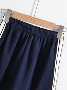 SHEIN مجموعة تي شيرت كم قصير رقبة طاقم وشورت خصر مطاطي ب 2 قطعة للفتيان المراهقين، نمط كوري مرن وملائم، برسوم وجوه باسمة على الجوانب، لبس عصري مناسب للخريف والربيع والصيف، للمناسبات الرسمية والعادية، والنشاطات الخارجية والمدرسة والحفلات والاستراحة - أزرق بحري - مشاهدة 6