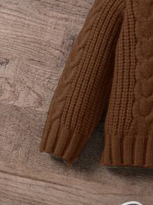 Babyjongen Herfst/Winter Gebreide Trui, Modieuze Turtleneck Trui Nieuw Binnen. Met Een Eenvoudige En Stevige Bruine Toon Die Een Frisse En Schattig Kinderlijke Stijl Presenteert. Gemaakt Van Zacht En Comfortabel Materiaal, Geschikt Voor De Tere Babyhuid, Houdt De Baby Warm En Gezellig. Ideaal Voor Familiebijeenkomsten, Buitenactiviteiten, Ouder-Kind Tijd, en Kerstfeestjes.