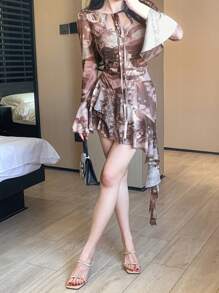 DAZY 全身印花不对称荷叶边系结设计泡泡袖短款连衣裙，适合女士太阳裙、迷你裙、休闲女装、秋季连衣裙长袖连衣裙 - 棕色 - 查看 2
