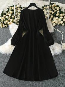 SHEIN Clasi Gaun Valentine Wanita Ukuran Besar dengan Lengan Lentera dan Bordir Bunga - Hitam - View 2