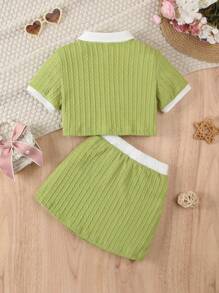 SHEIN 2 piezas Conjunto de falda y polo de manga corta de color contrastante para niña