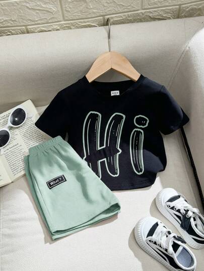 SHEIN 2 件套幼儿男孩“男婴”字母图案圆领套头衫和装饰短裤套装