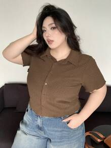 Dazy Plus Camiseta de manga corta ajustada con cuello de polo y tela texturizada talla grande, tops cortos para primavera/verano para mujeres