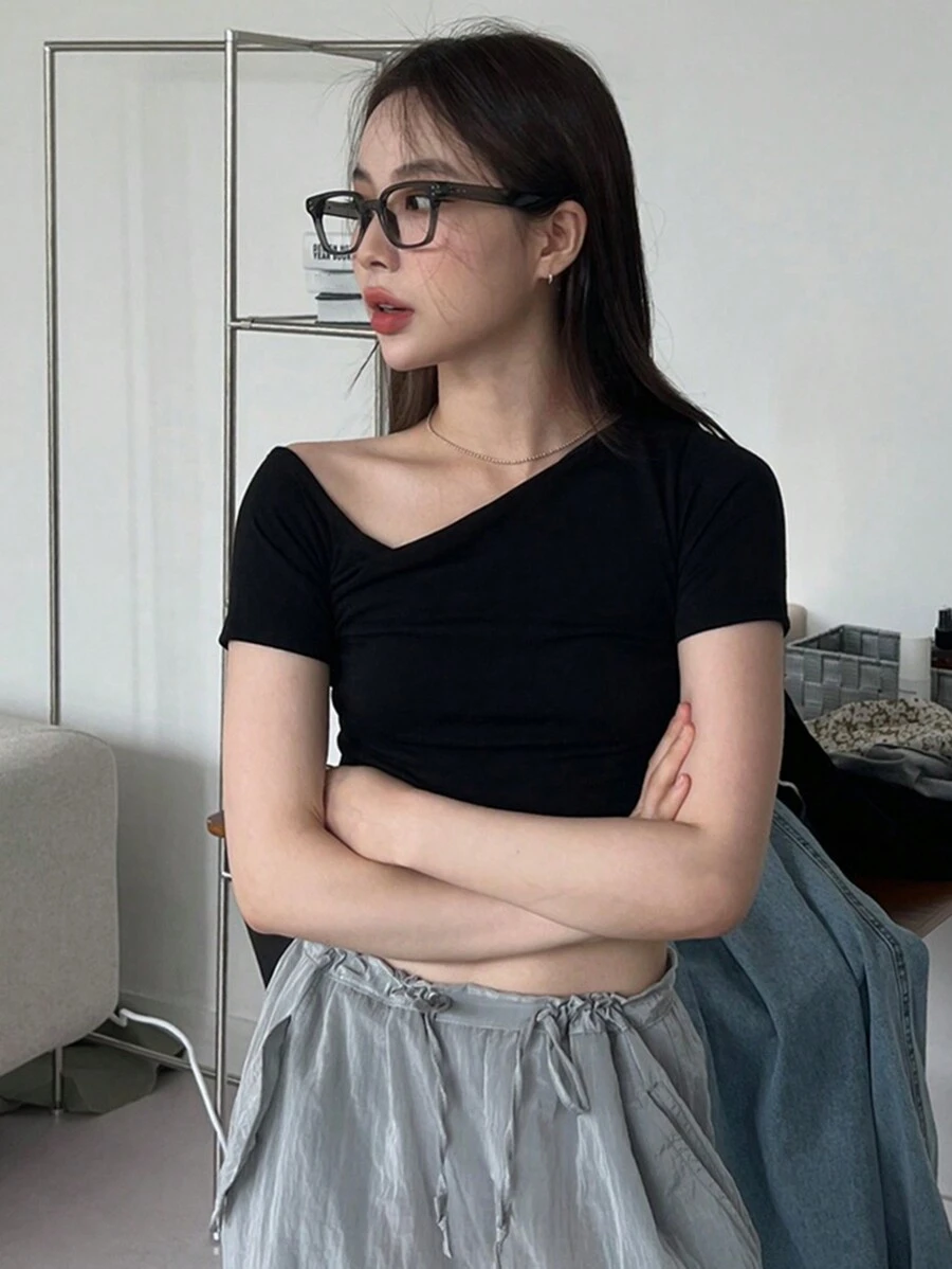 DAZY 女士纯色修身短款露肩短袖黑色 T 恤，春夏