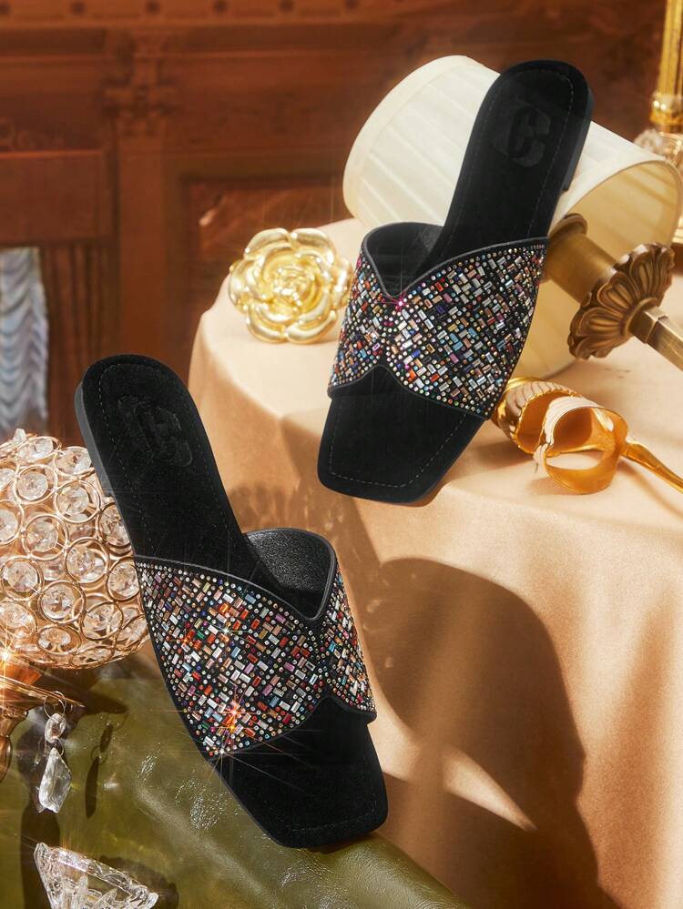 CUCCOO TILAWA Nuevas sandalias planas para mujer para exteriores, pantuflas de terciopelo negro con puntera puntiaguda y pedrería, suela blanda, zapatos casuales cómodos para fiestas/trabajo de verano