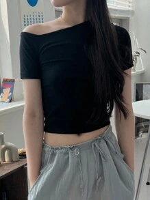 DAZY 女士纯色修身短款露肩短袖黑色 T 恤，春夏