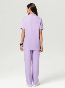 Scrubzie Set de 2 piezas Uniformes de mujer tipo Scrubs, con pespunte contrastante antiarrugas, blusa de manga corta y pantalones - Púrpura malva - Ver 2