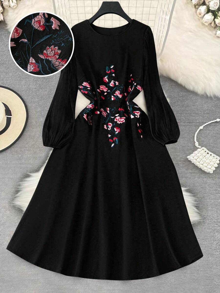 SHEIN Clasi Gaun Valentine Wanita Ukuran Besar dengan Lengan Lentera dan Bordir Bunga - Hitam - View 1