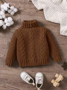 Babyjongen Herfst/Winter Gebreide Trui, Modieuze Turtleneck Trui Nieuw Binnen. Met Een Eenvoudige En Stevige Bruine Toon Die Een Frisse En Schattig Kinderlijke Stijl Presenteert. Gemaakt Van Zacht En Comfortabel Materiaal, Geschikt Voor De Tere Babyhuid, Houdt De Baby Warm En Gezellig. Ideaal Voor Familiebijeenkomsten, Buitenactiviteiten, Ouder-Kind Tijd, en Kerstfeestjes.