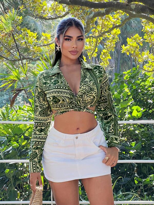 SHEIN SXY Camisa corta con estampado all-over, cruzada y anudada informal para mujer, camisas de manga larga, ropa de vacaciones para mujer, atuendos de verano para mujer, atuendos de playa para mujer, atuendos de primavera para mujer, vacaciones en la playa