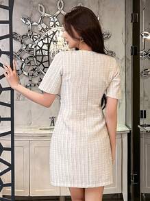 DAZY 粗花呢圆领纽扣装饰女式迷你连衣裙 - 米色 - 查看 2