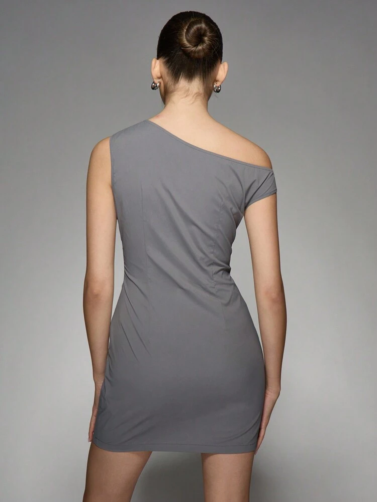 MISSGUIDED Asymmetrisches, schulterfreies, figurbetontes Minikleid